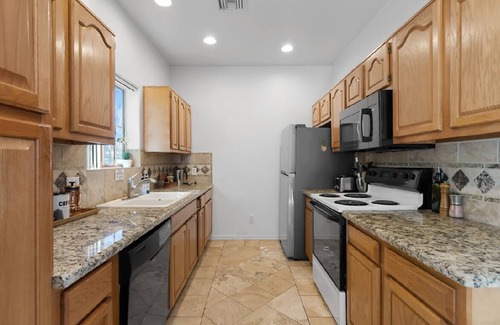Tempe Condo | 4BR Tempe Retreat. Walk to ASU & Mill Ave.