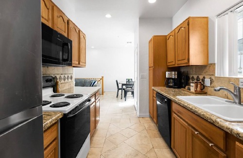 Tempe Condo | 4BR Tempe Retreat. Walk to ASU & Mill Ave.