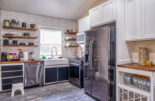 North Oak Park House | 4BR Victorian Walk to UC Davis & Shriner Med Cen