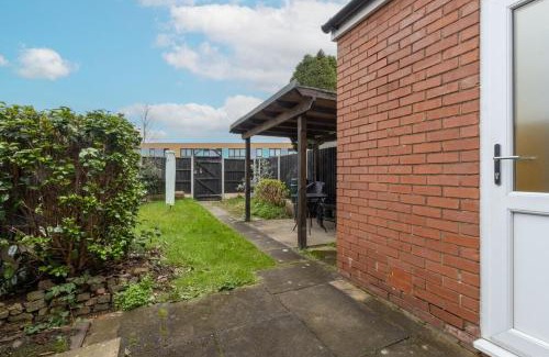 Wyken House | 4BR with Private Parking