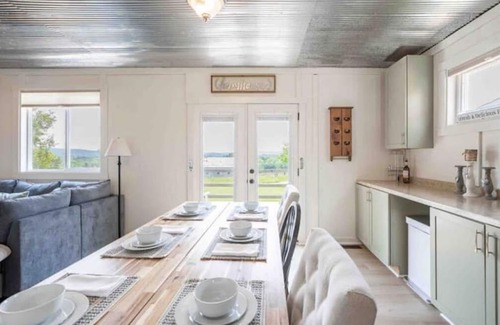 New Florence House | 4K Ranch - 10 acre property & home near Hermann