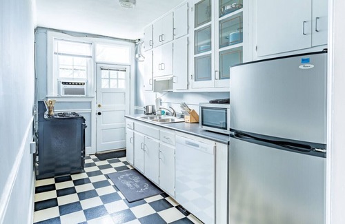 Greensboro Condo | 4th Floor Condo 1/4 mile from Moses Cone Hospital