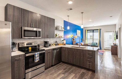 Downtown Louisville Apartment | 4th Street Suites - Splash King Bed Suite