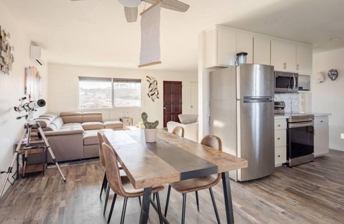 Joshua Tree House | 5-acre Desert Views Stargazing Hot Tub Hammock Games BBQ Sport Court