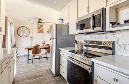 Joshua Tree House | 5-acre Desert Views Stargazing Hot Tub Hammock Games BBQ Sport Court