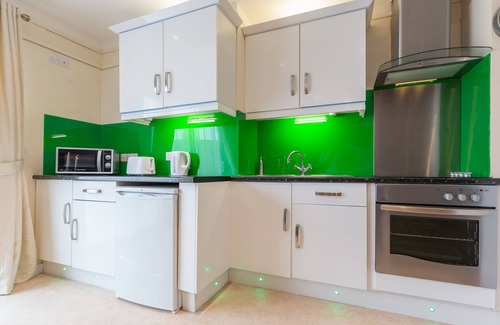 Paignton Apartment | 5* Apartment - Free Swimming Pool - Free Parking on site