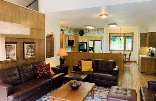 Woodland Park House | 5 bd 4 bth, AC, fireplace, hikes, waterfalls, salt water hot tub, walk to town!