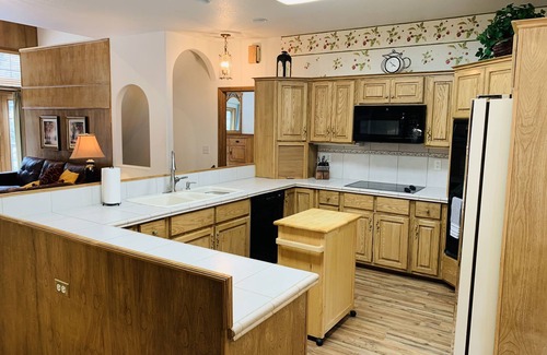 Woodland Park House | 5 bd 4 bth, AC, fireplace, hikes, waterfalls, salt water hot tub, walk to town!