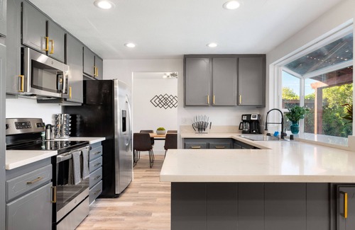 Elk Grove House | 5 BD Home/Pool/Game RM/King Bed/High Ceiling