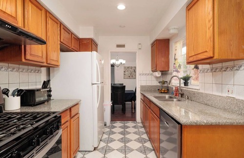 Bassett House | 5 BD - Lg Master Suite - Max Parking