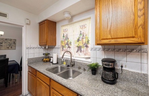 Bassett House | 5 BD - Lg Master Suite - Max Parking
