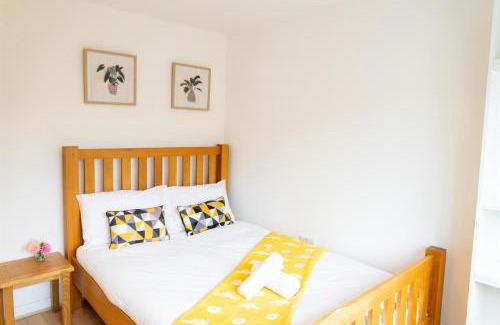 Chorlton-on-Medlock House | 5 bed 4 bath , Shops two min walk M13