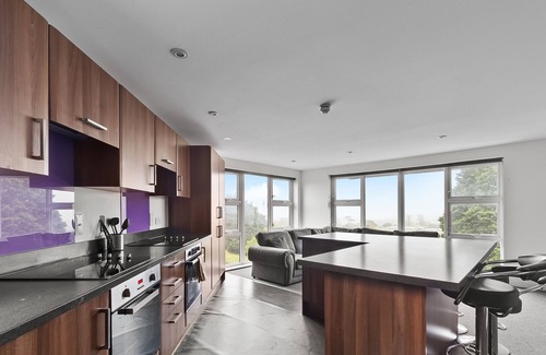Plymouth Apartment | 5 Bed Apartment @ Derriford Stays by Pureserviced