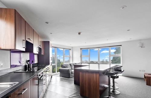 Plymouth Apartment | 5 Bed Apartment @ Derriford Stays by Pureserviced