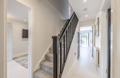 Datchet House | 5 Bed Home Near Windsor with Garden, Parking