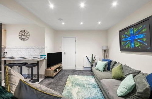 Cowley House | 5 Bed House - Sleeps 11 - Parking - Garden - Wifi