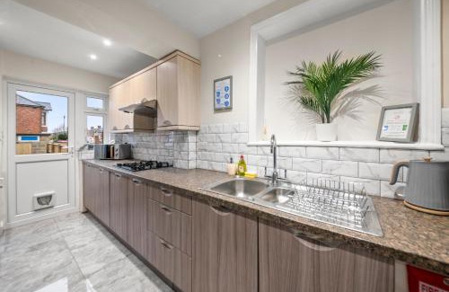 Cowley House | 5 Bed House - Sleeps 11 - Parking - Garden - Wifi