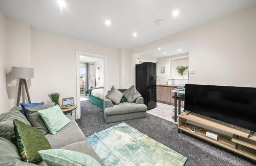 Cowley House | 5 Bed House - Sleeps 11 - Parking - Garden - Wifi