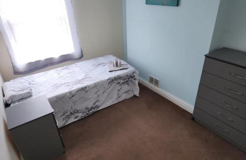 Stoke-on-Trent House | 5 Bed House - Sleeps 6 - Wifi - Parking