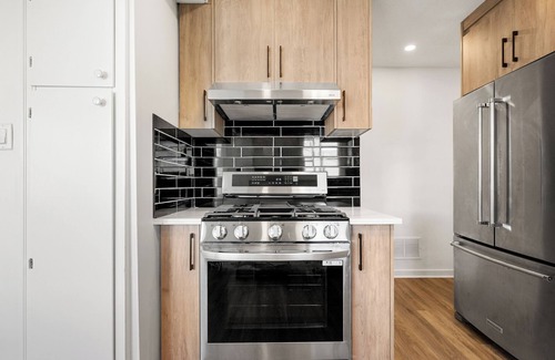 Northwest Calgary House | 5 bed Luxury Home: Steps to DT, River & Hospital