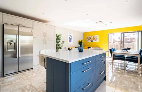 Ormeau House | 5 bed Spacious Luxury With Free Driveway Parking, Superfast Wifi, Close to City