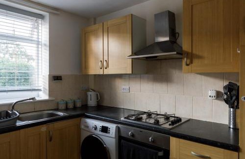 The Westside House | 5 Bed Townhouse with Garden & Parking by BrumStay UK