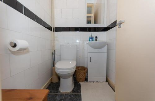 The Westside House | 5 Bed Townhouse with Garden & Parking by BrumStay UK