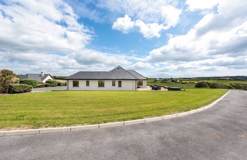 Ardmore Villa | 5 Bed Villa - Sleeps 10 - Hot Tub - Country Views