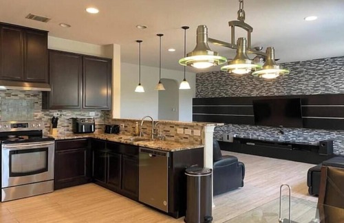 Far North Central House | 5 bedroom 281/Evans Gated Game Area & pool table