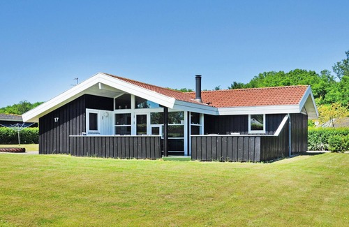 Mommark Strand House | 5 bedroom awesome home in Sydals