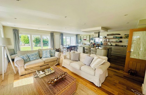 East Wittering House | 5 bedroom family friendly Beach House, close to beach and village.