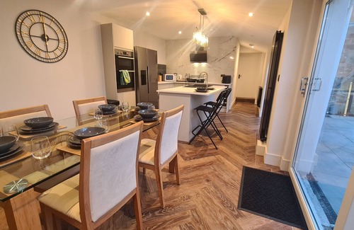 Ayr House | 5 Bedroom House, Sleeps 10, Full Kitchen & Private Parking x 3