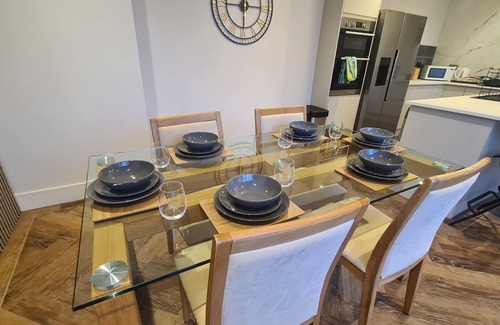 Ayr House | 5 Bedroom House, Sleeps 10, Full Kitchen & Private Parking x 3