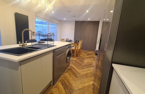 Ayr House | 5 Bedroom House, Sleeps 10, Full Kitchen & Private Parking x 3