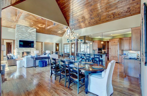 Gainesville House | 5 Bedroom Luxury Retreat -Pool, 2-Story Boat Dock, Game Room, Tikki Bar, Privacy