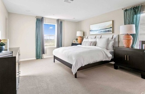 Ontario Apartment | 5 Bedroom Single family L-591294 by Houzlet