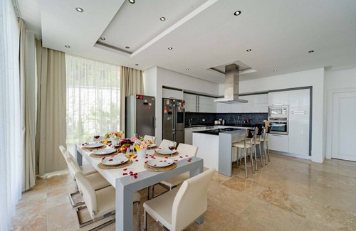 Islamlar Villa | 5 Bedroom Villa with Enormous Outdoor Pool & Indoor Pool, Ideal for Large Groups