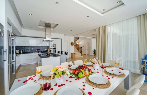 Islamlar Villa | 5 Bedroom Villa with Enormous Outdoor Pool & Indoor Pool, Ideal for Large Groups