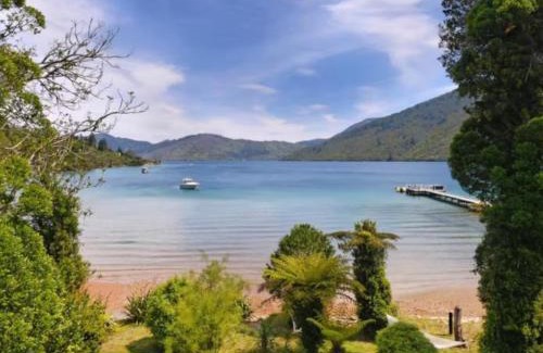 Furneaux House | 5-bedroom waterfront home