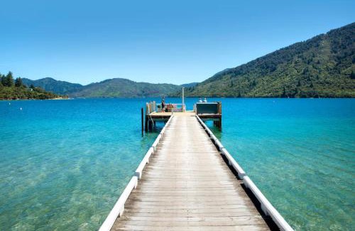Furneaux House | 5-bedroom waterfront home