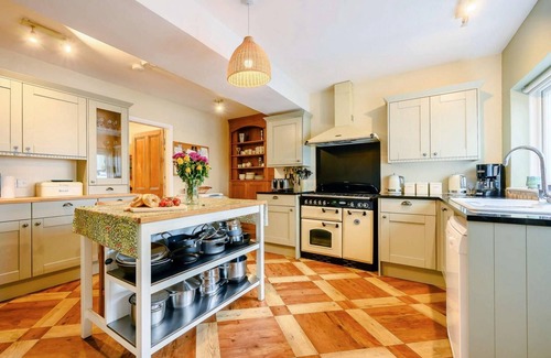 Keswick House | 5 Bedroomed 200 Year Old Coach House With Private Front Garden