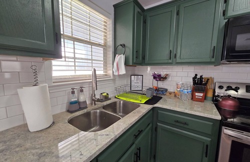 Abilene House | 5 bedrooms 2.5 bath with 7 beds in South Abilene. NO CARPET. QUIET. CONVENIENT.