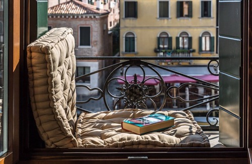 Cannaregio Apartment | 5 Bedrooms, 3 Bathrooms, Air Conditioning and Large Dining and Living Area.