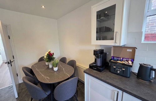 Woodthorpe House | 5 Beds, 7 guests, Private Garden, Free Parking