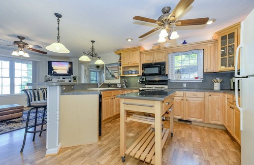 Henrico House | 5 BR, 3.5 Bath, Game Room, Kayaks, Paddle Boards, PETS WELCOMED!