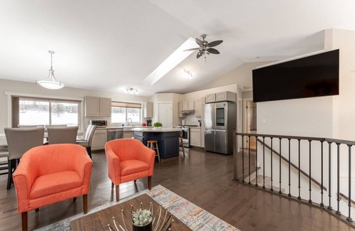 Hinton House | 5-Br/3-Ba | Private Pool & Hot Tub | Pool Table + Home Theatre