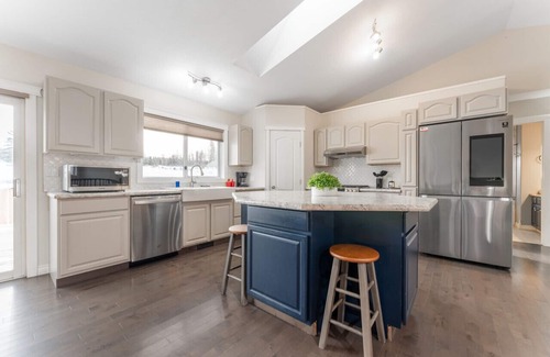 Hinton House | 5-Br/3-Ba | Private Pool & Hot Tub | Pool Table + Home Theatre