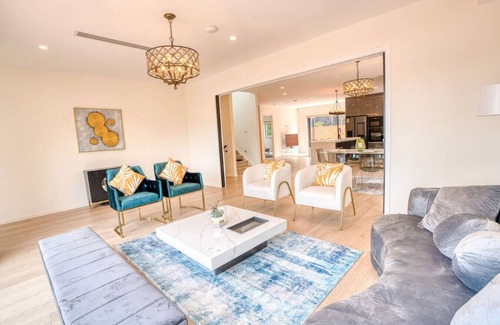 Royal Oak House | 5 BRM Luxurious Bungalow - Epsom