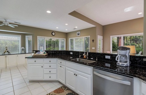 Heritage Woods House | 5 Cannon Row: Pet Friendly, close to the beach. Free Bikes, Beach Chairs