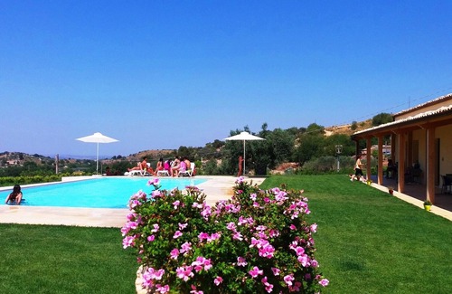 Chiaramonte Gulfi Villa | 5 cottages overlooking the Sicilian countryside, suitable for families